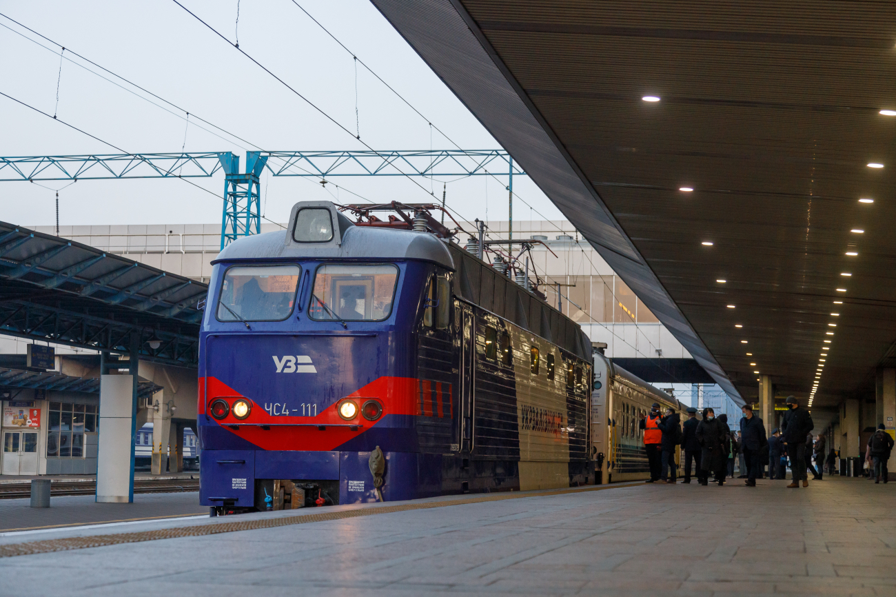 Графік поїздів, евакуація та відсутність рейсів. Що відбувається з транспортом в Україні: головне